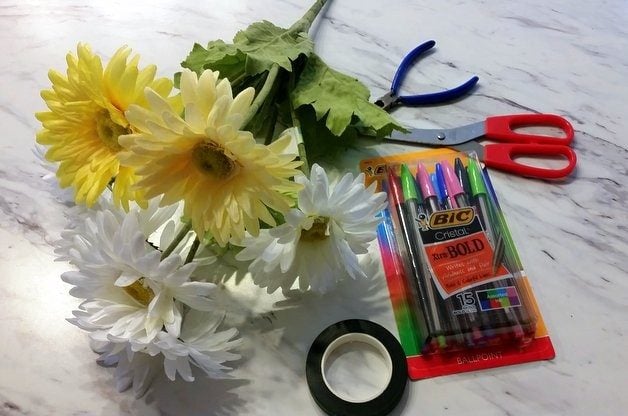 Artesanía fácil de bricolaje con bolígrafos de flores
