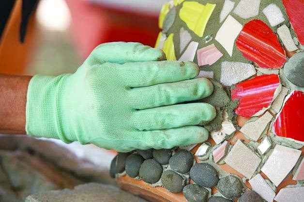 Cómo decorar macetas con mosaicos