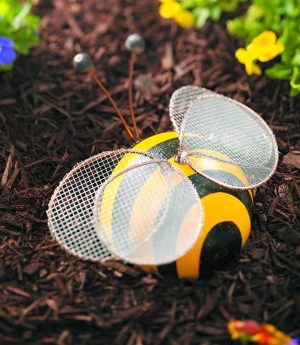 Bumblebee del arte del jardín de la bola de bolos | Proyectos de patio trasero