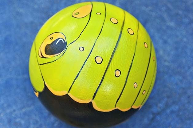 Arte de la bola de bolos de Caterpillar - Pájaros y flores