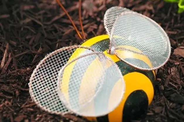 Bumblebee del arte del jardín de la bola de bolos | Proyectos de patio trasero