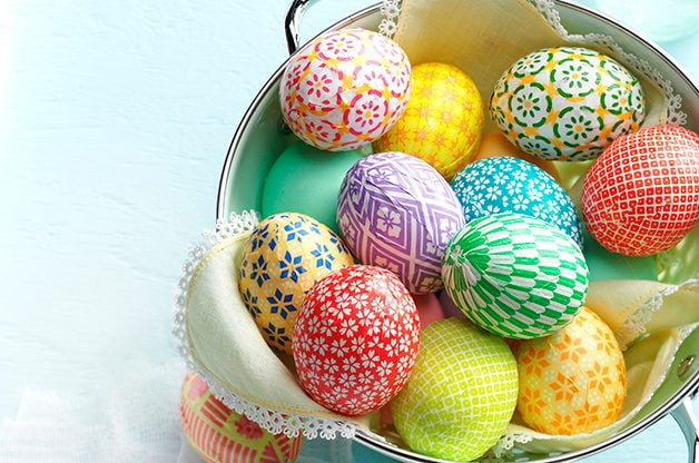 Decora huevos de pascua con papel washi de colores