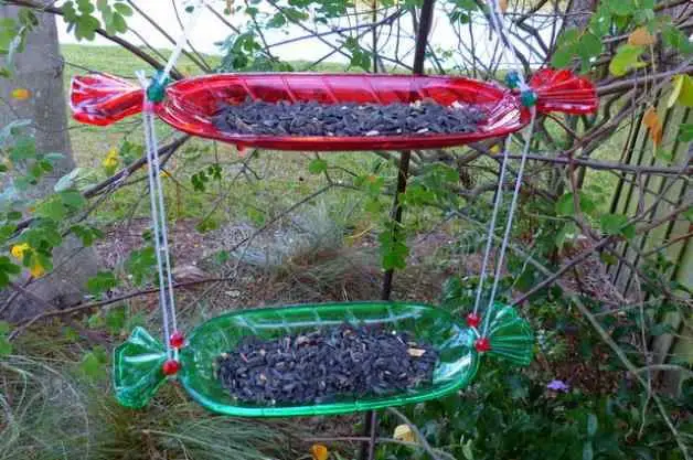 Comedero para pájaros con plato de caramelos | Ideas de jardín reciclado