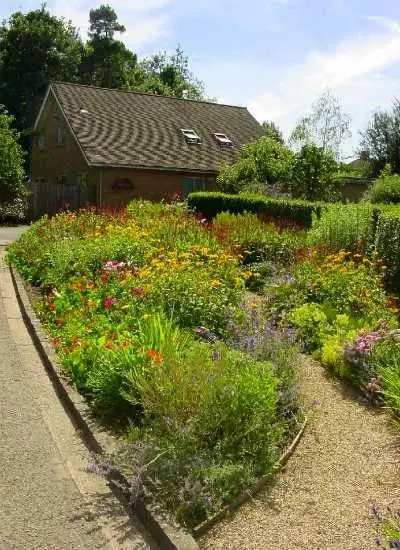 Visite el jardín de flores en la casa de CS Lewis
