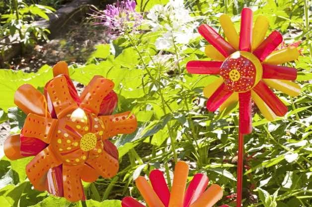 Proyectos de jardín de bricolaje | Manualidades con botellas de plástico: flores de jardín
