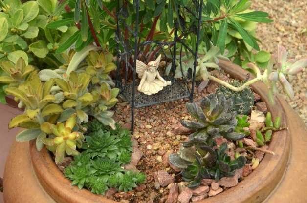Ideas de contenedores: jardín de hadas suculentas en miniatura