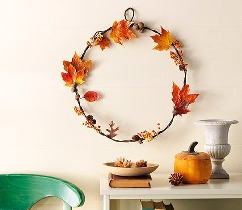 Cómo crear una corona de hojas de otoño de bricolaje