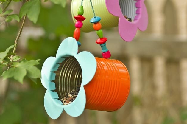 Alimentador de pájaros de flores de lata de bricolaje