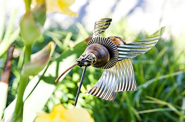 Escultura de jardín de colibrí reciclada - Pájaros y flores